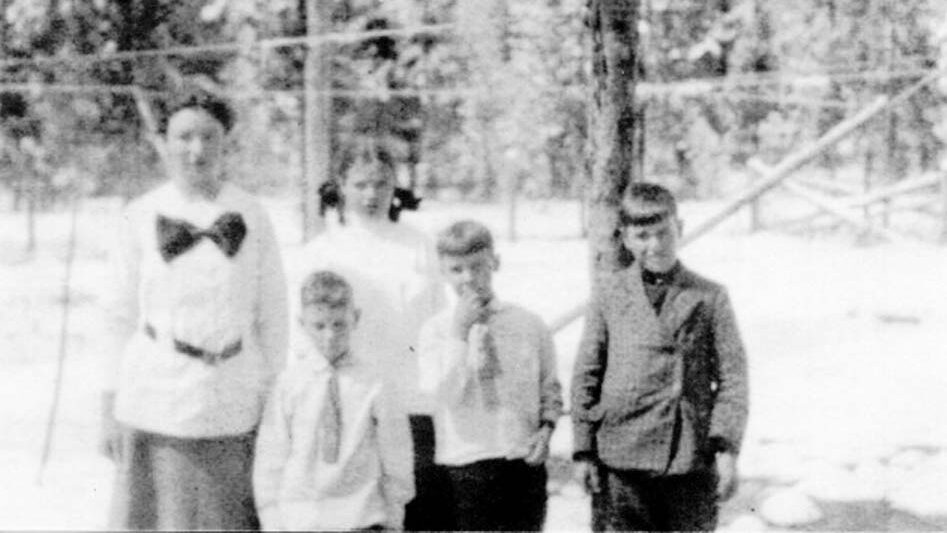 Five of Albert and Georgia Eslick's children (From left to right: Mary Elizabeth (Bessie), Mabel, Clarence, Loren, and Clyde)